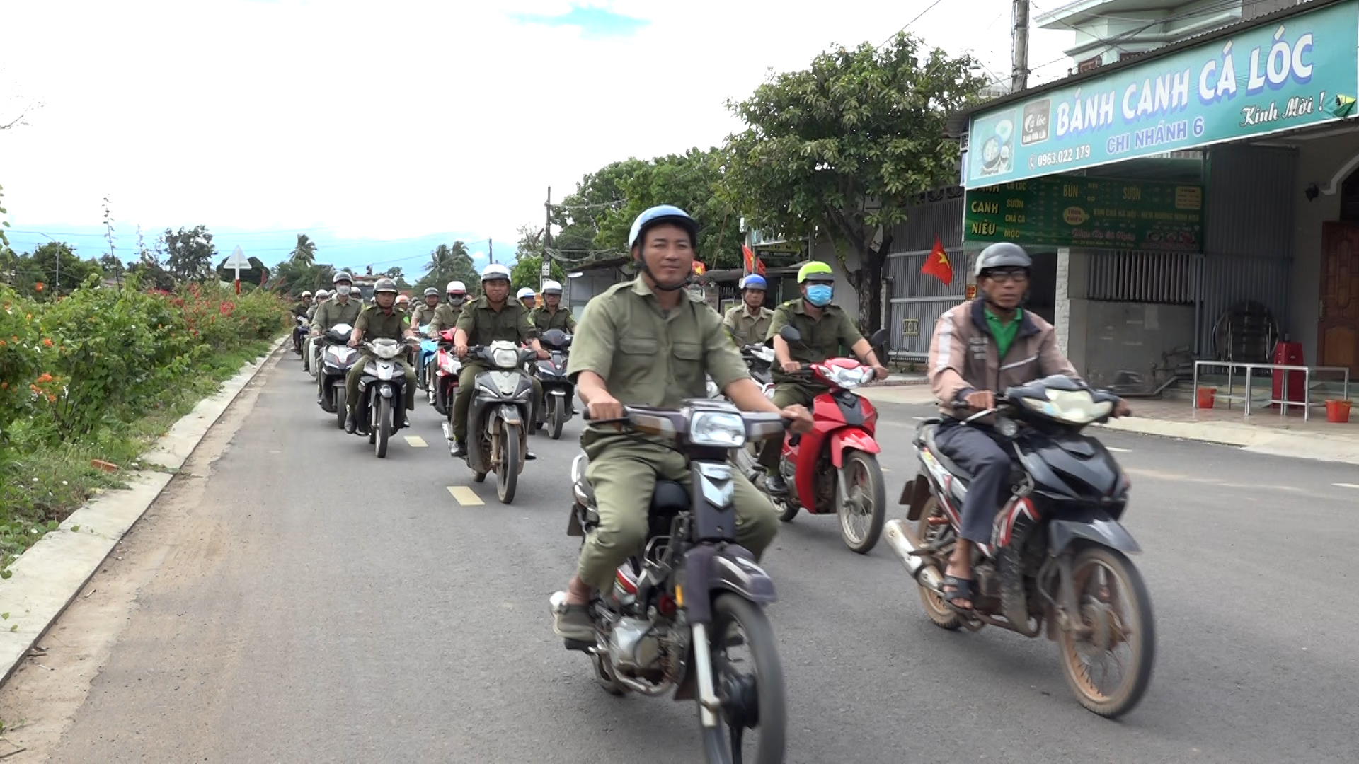 Các lực lượng và người dân hưởng ứng tham gia lễ ra quân tấn công trấn áp tội phạm tết Nguyên đán Ất Tỵ năm 2025